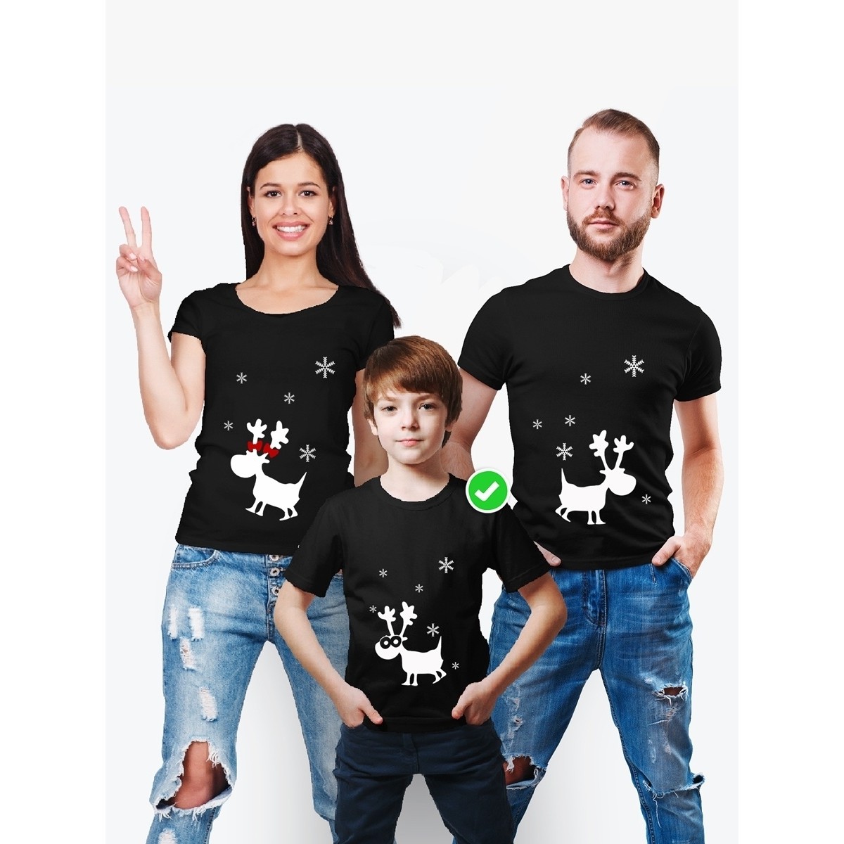 Одинаковые футболки Family Look с принтом "Олени со снежинками" для всей семьи в одном стиле
