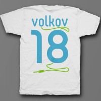 Именная футболка с аккуратным шрифтом и кабелем от наушников #38